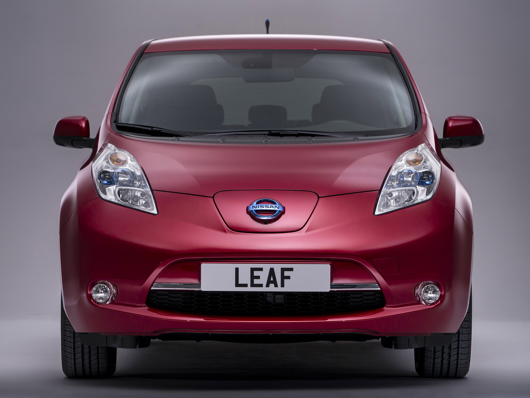 Модели автомобилей япония. Nissan Leaf 2013. Nissan Leaf 2010 года. Ниссан Леаф 2. Ниссан лиф 2013.