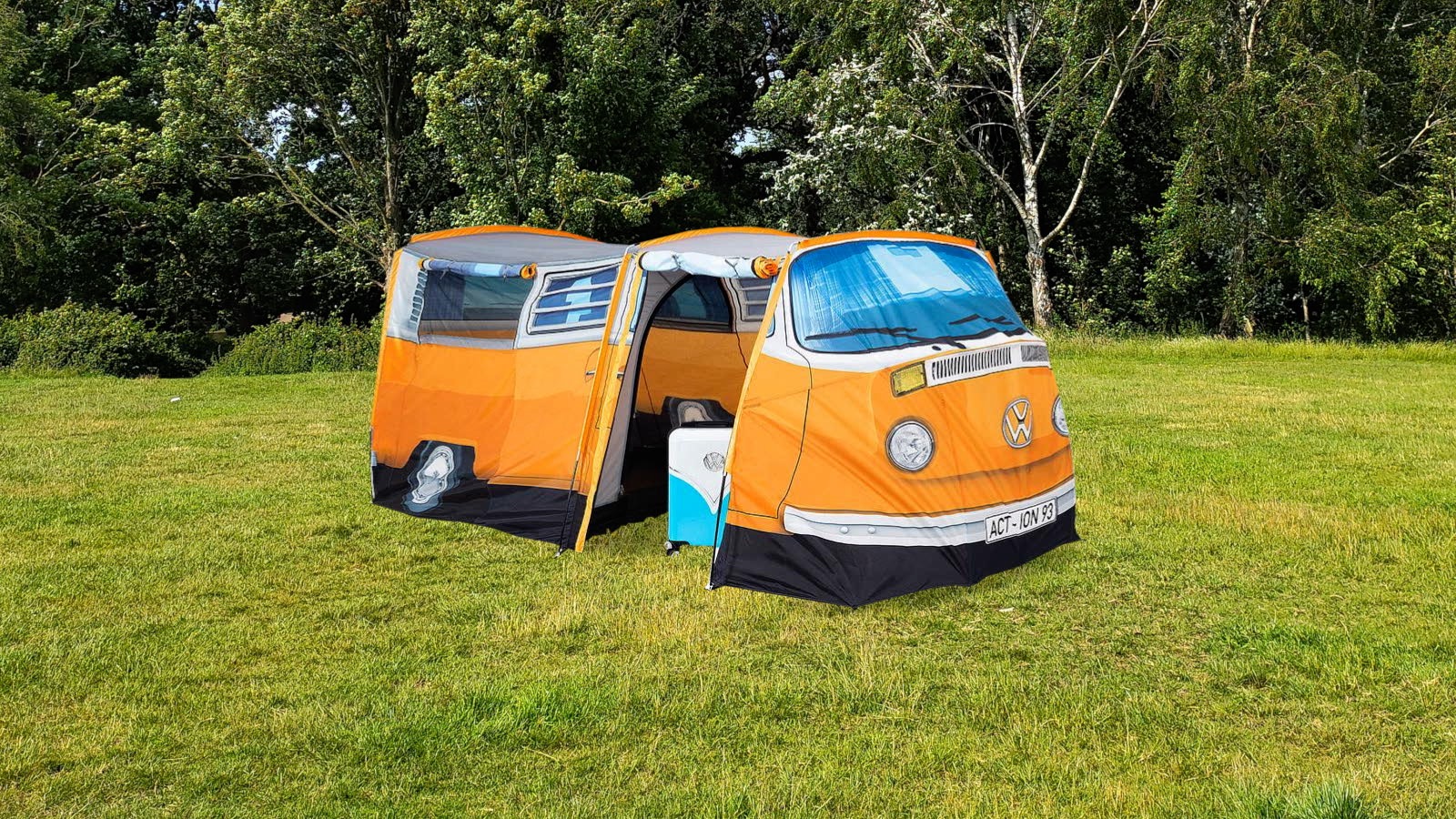 speelplaats willekeurig Umeki Action stunt met betaalbare festivaltent die op Volkswagen-bus lijkt