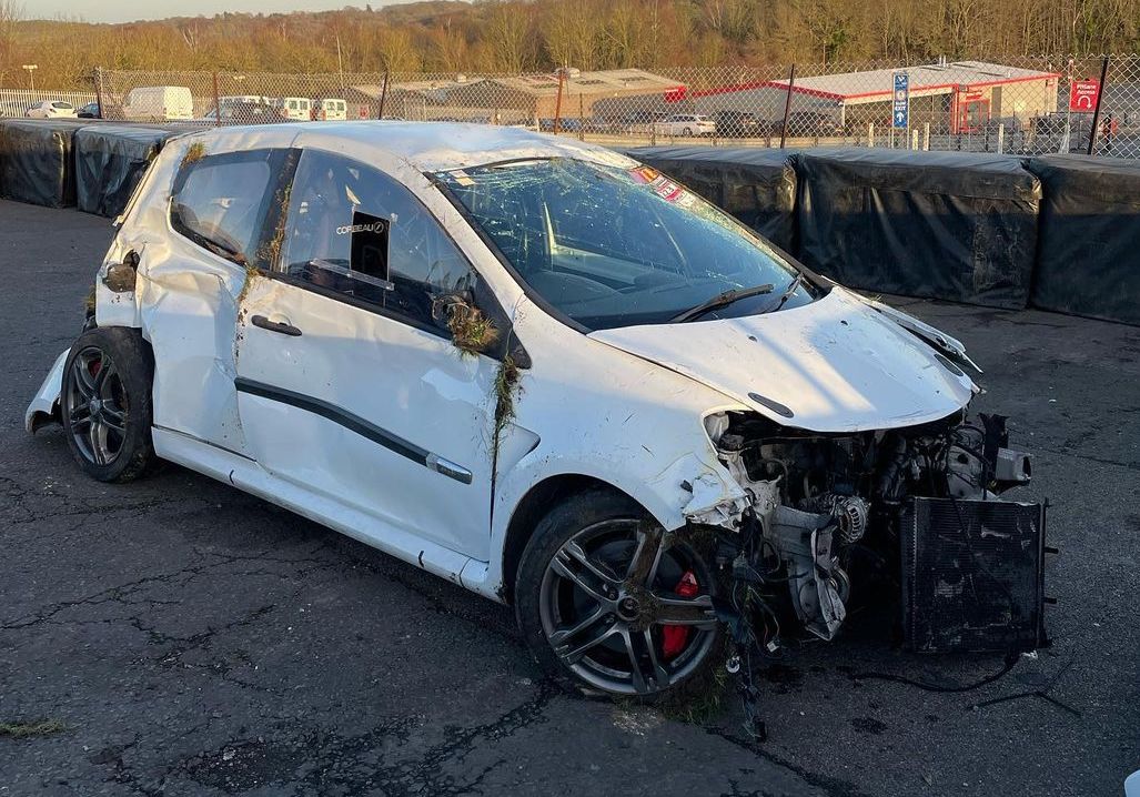 “Renault Clio RS Crashes on Trackday: Lessons Learned on the Importance of Safety Equipment”