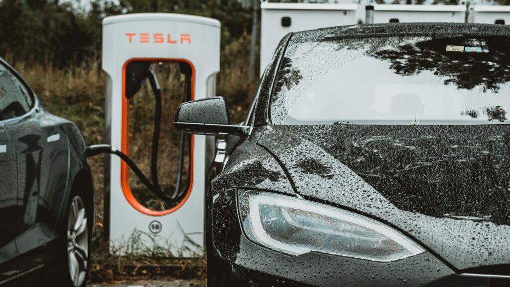 Tesla opladen met natte handdoek