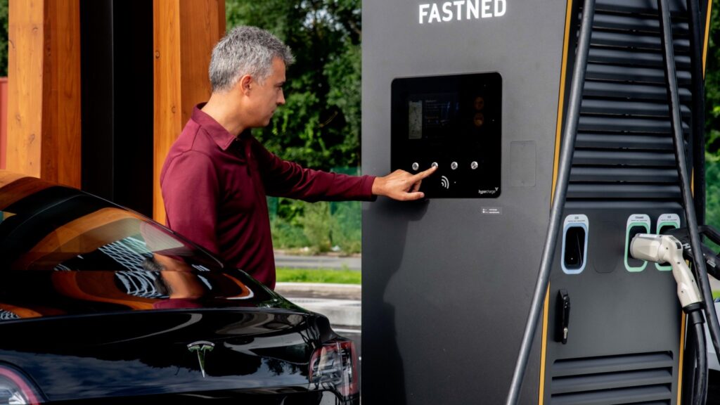 Fastned snellader snelladen laden EV elektrische auto hoe? schadelijk slecht