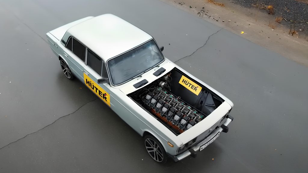 Lada met kettingzaag-v16