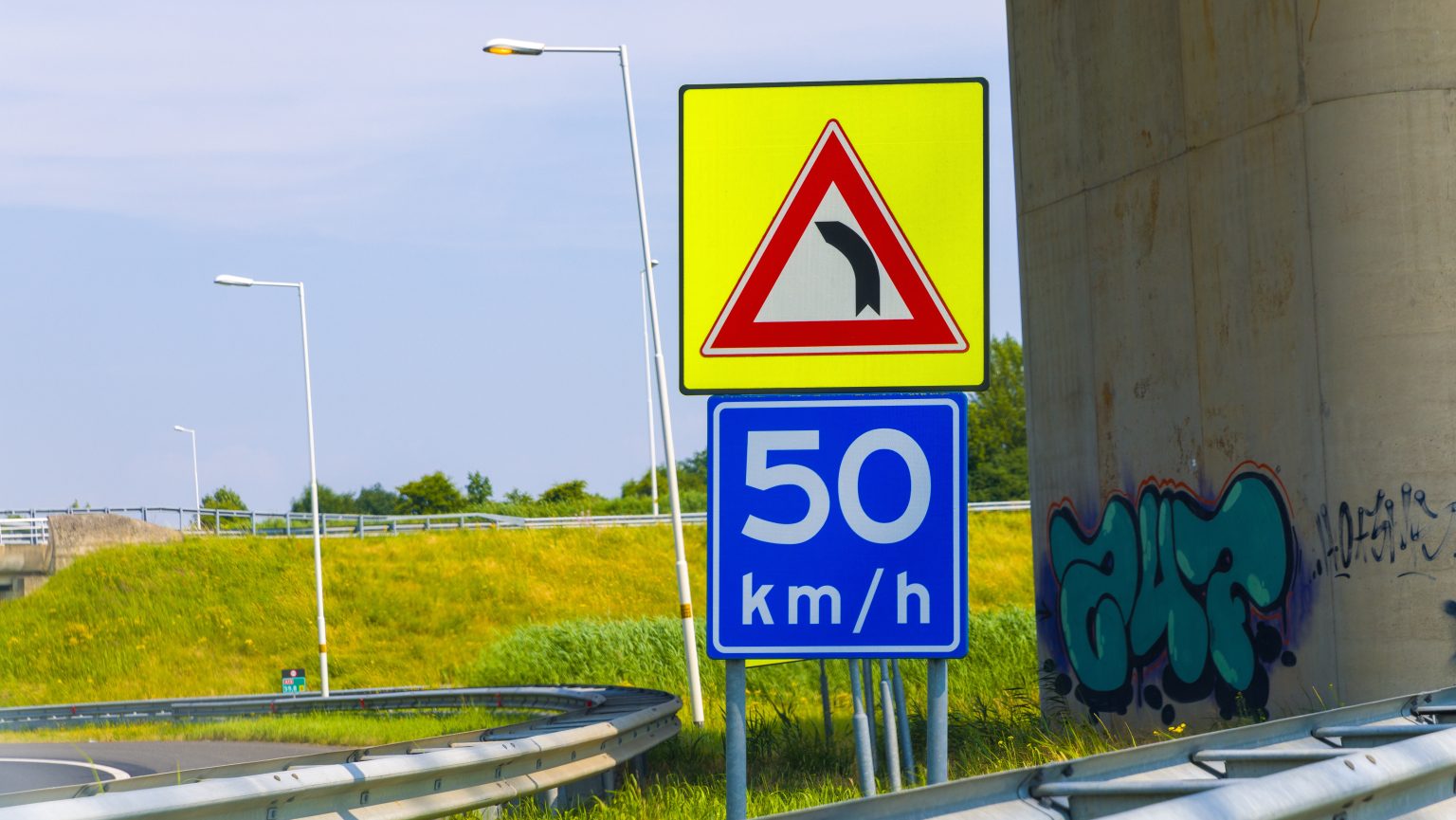 Adviessnelheid maximumsnelheid snelheid verkeer verkeersregels blauwe borden