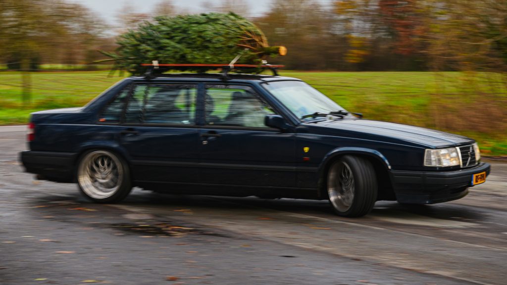 Kerstboom dak auto vervoeren