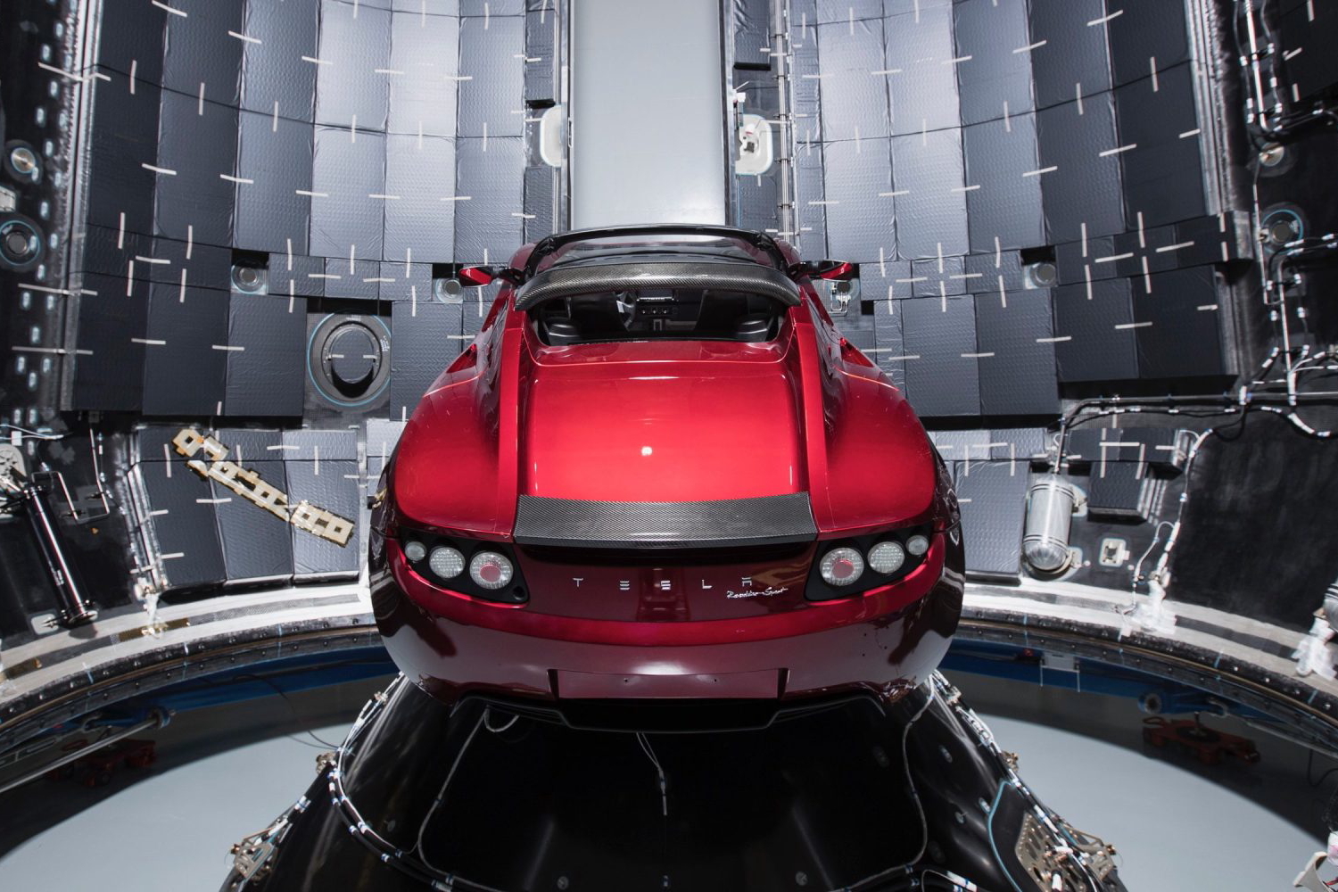 Elon Musks Eigen Tesla Roadster Op 6 Februari De Ruimte In