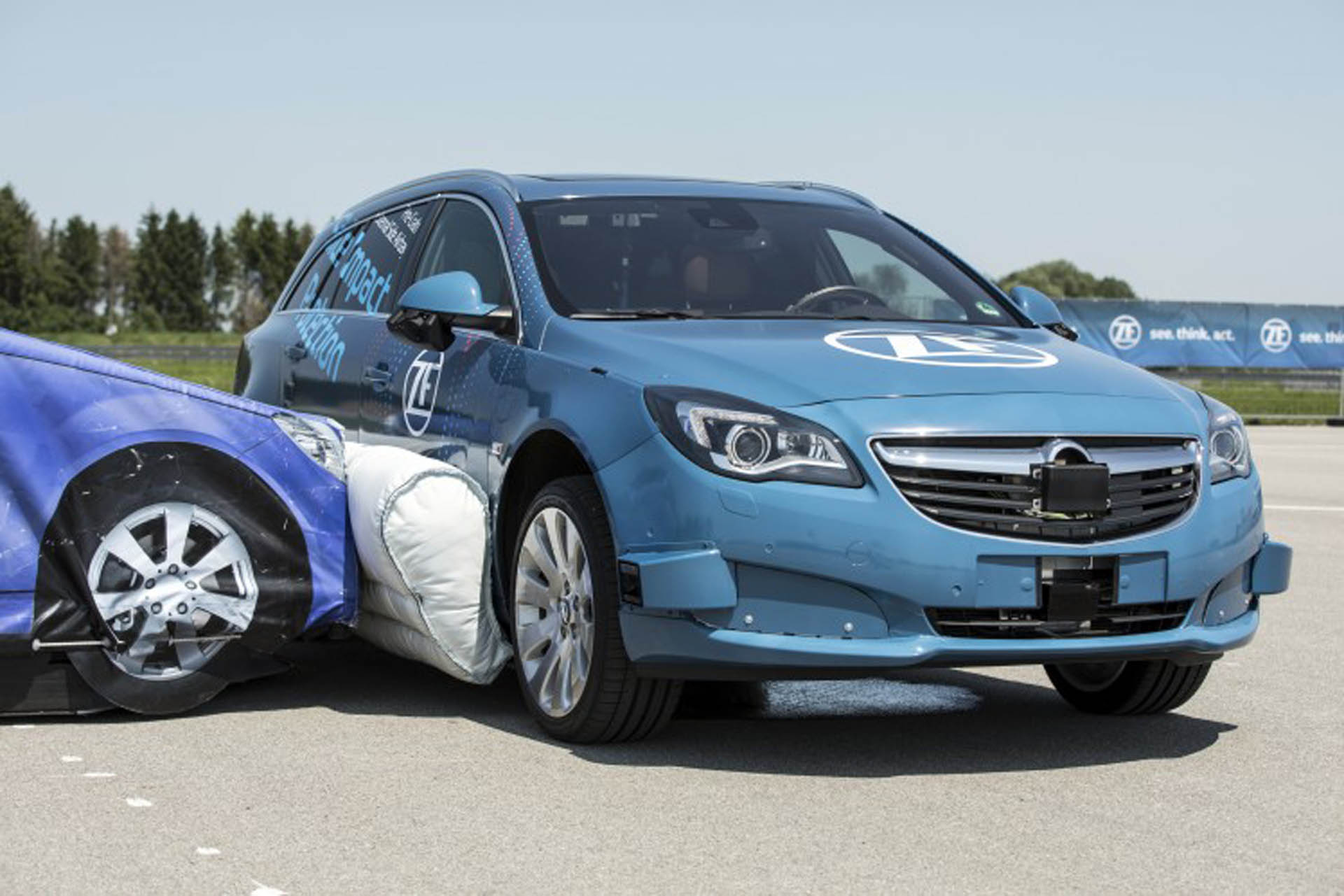 tempo vreemd Besluit Externe airbag beschermt auto bij een aanrijding
